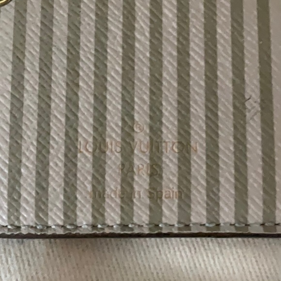 LOUIS VUITTON Porte Cure llystre
Trunk Charm Key Holder - Picture 4 of 10